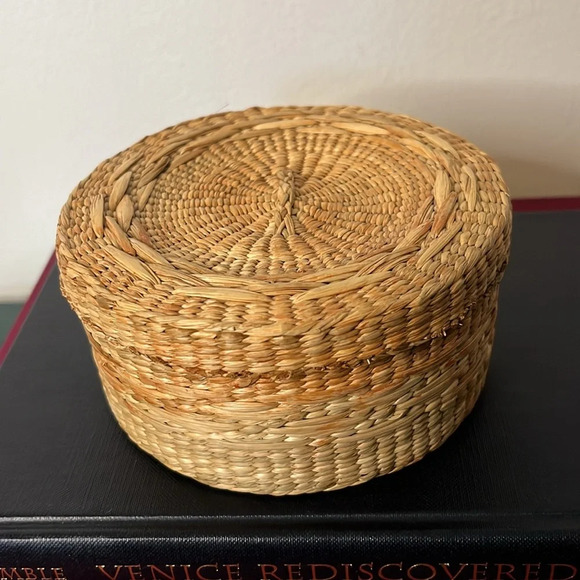 Woven Vintage Chinese Lidded Basket in Natural Straw - Picture 5 of 9